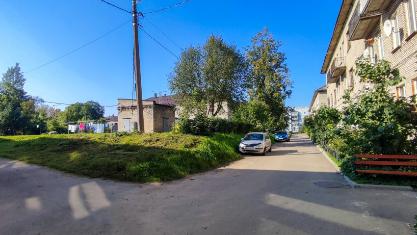 Двор жилого квартала с припаркованными автомобилями и зеленью