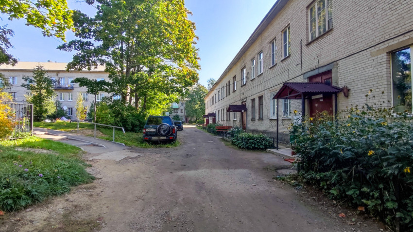 Двор жилого дома советской постройки с припаркованными автомобилями