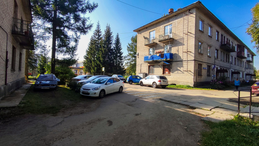 Жилой дом советского периода с парковкой и пешеходным переходом