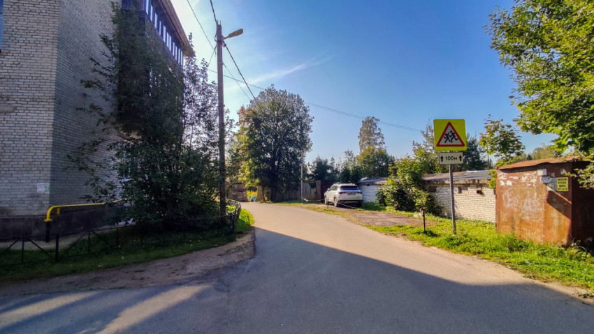 Улица возле жилого дома с дорожным знаком «Дети»