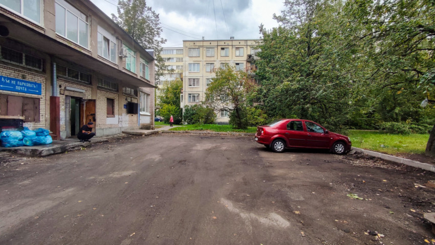 Асфальтированный двор у почтового отделения