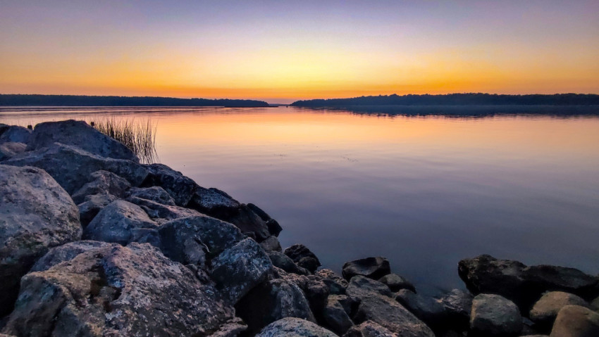 Камни на берегу озера при закате
