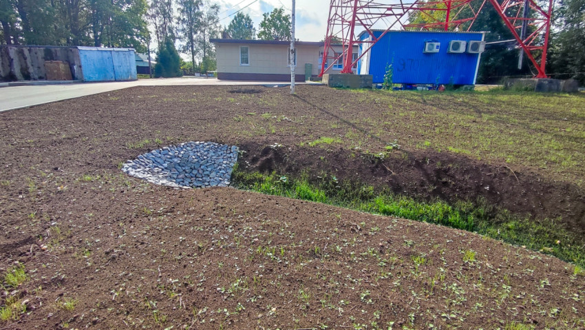 Укреплённый откос с водоотводом из щебня