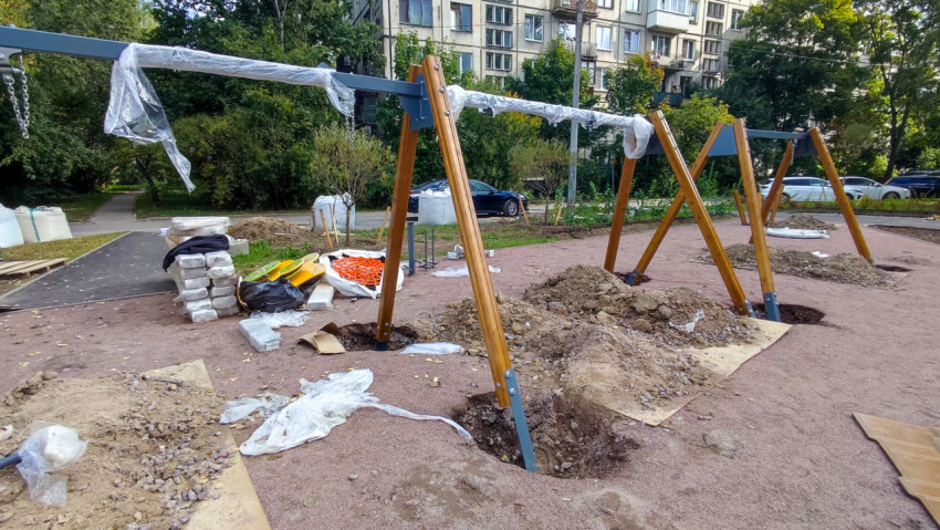 Установка опорных конструкций качелей во дворе