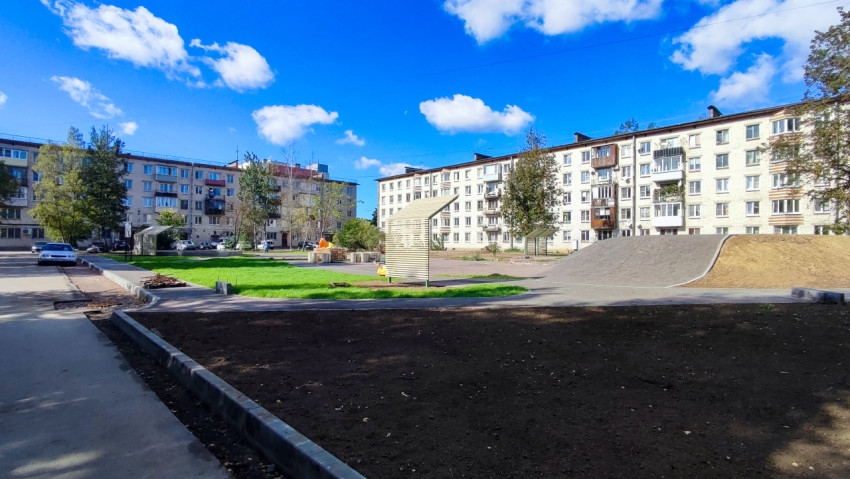 Благоустройство двора после ремонта и укладки газона