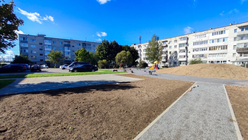 Детская площадка и благоустроенная территория двора