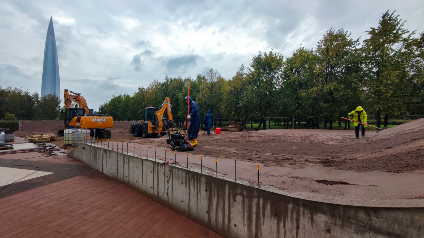 Рабочие и техника на строительной площадке у «Лахта Центра»