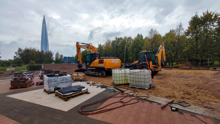 Экскаваторы и материалы на строительной площадке у башни «Лахта Центр»