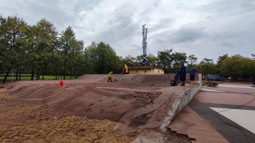 Рабочие в дождевиках на площадке благоустройства в Санкт-Петербурге