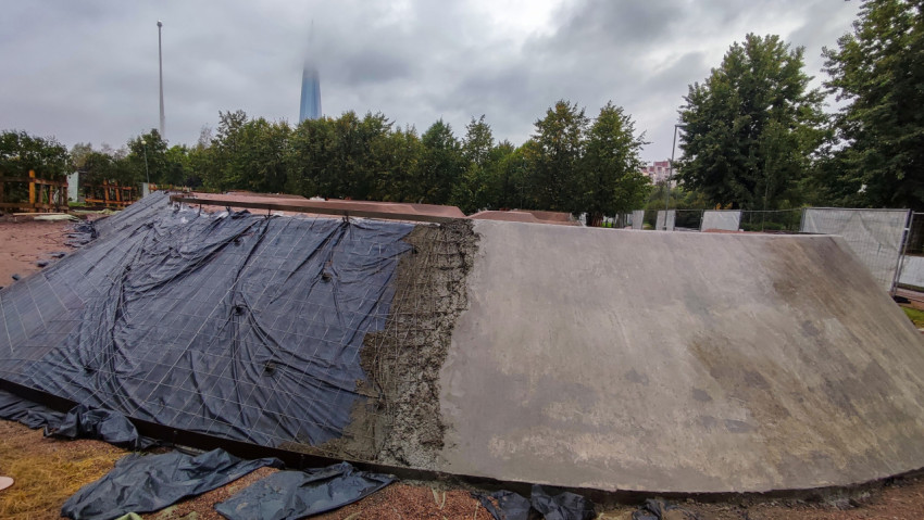 Бетонирование спортивного элемента на фоне Лахта-центра