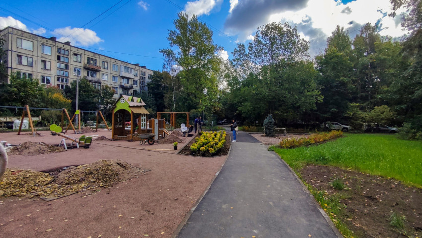 Благоустройство двора с детской площадкой и новыми растениями