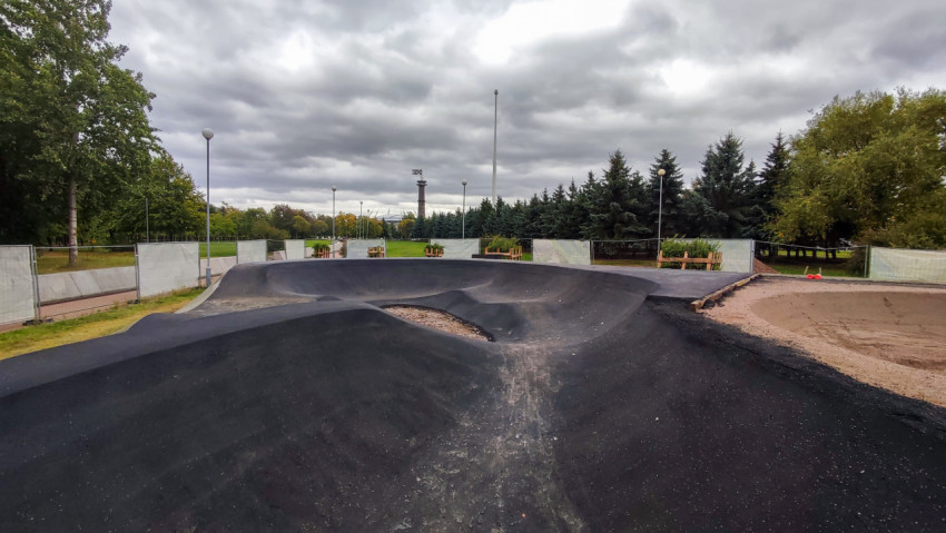 Общий вид памп-трека с элементами благоустройства