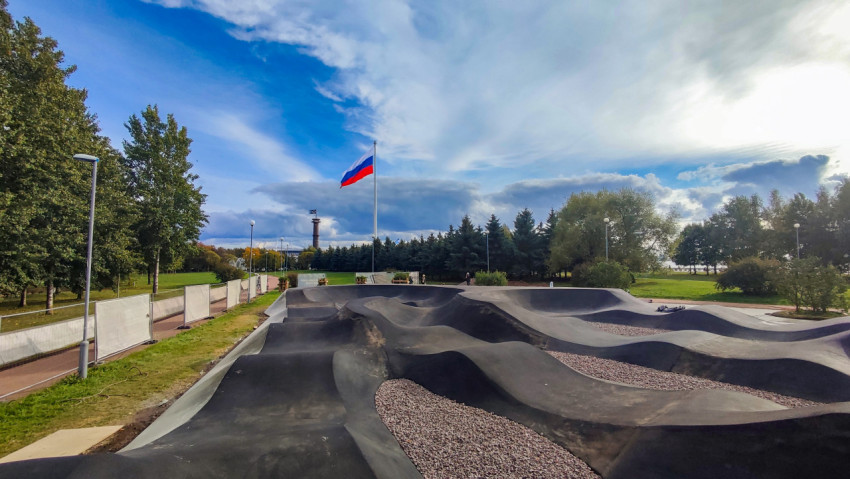 Общий вид скейт-парка с волнообразной бетонной трассой