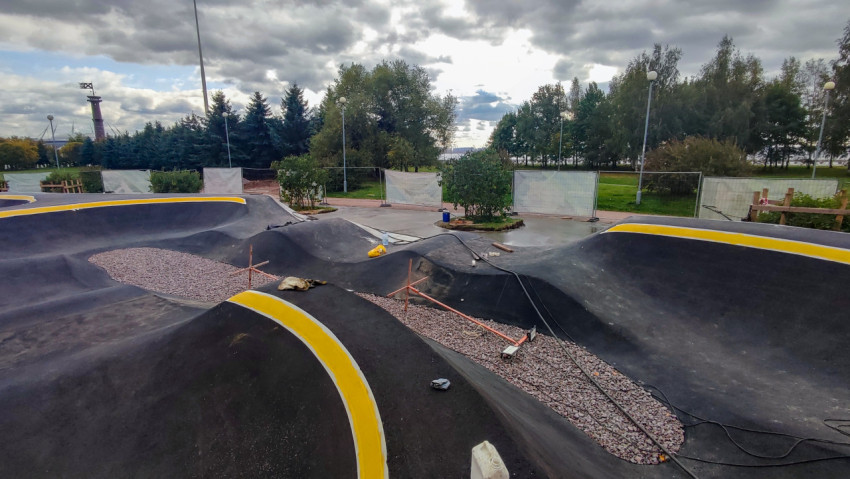 Асфальтовый памп-трек с желтой разметкой на этапе завершения строительства