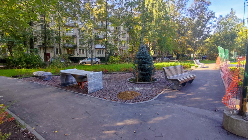 Установка скамеек и благоустройство двора жилого дома