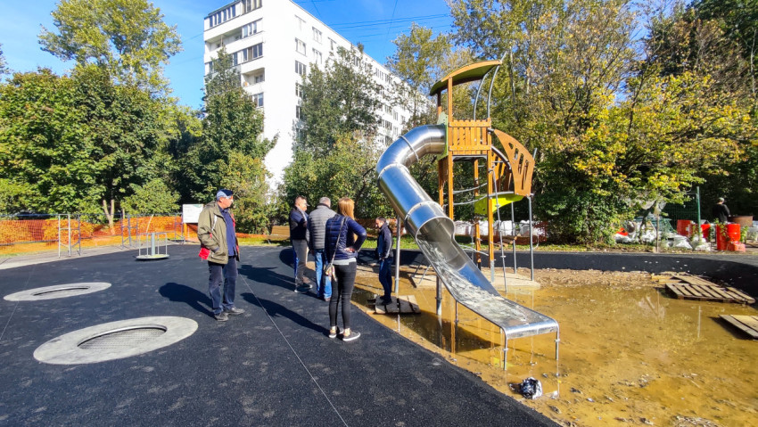 Осмотр новой детской площадки с металлической горкой