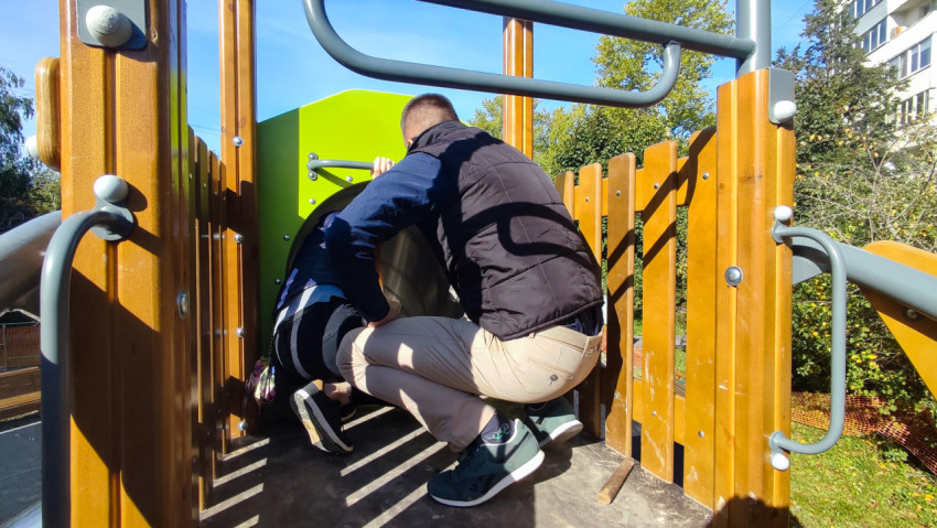 Осмотр горки специалистами на детской площадке