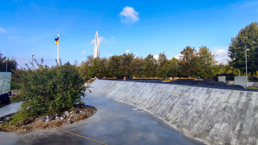 Памп-трек и башня Лахта-Центра на фоне голубого неба