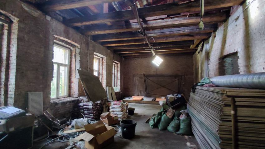 Помещение под реконструкцию с деревянными перекрытиями и стройматериалами