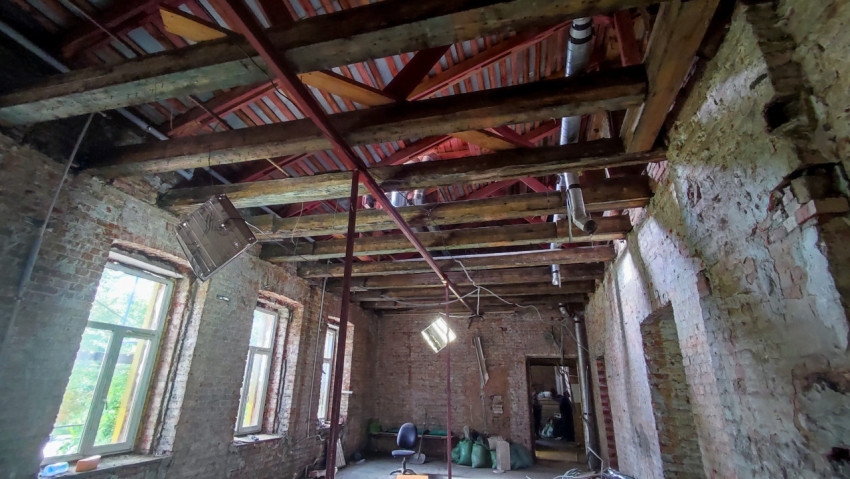 Внутренние помещения старого кирпичного здания в процессе реконструкции