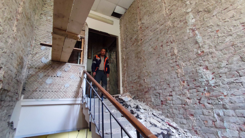Обследование лестничного пролёта в здании с частично демонтированной отделкой