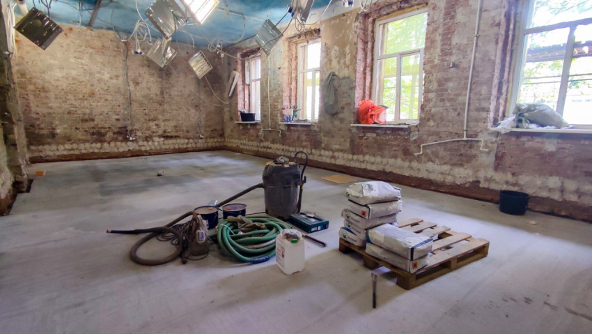 Подготовка пола и стен к реставрационным работам в кирпичном здании