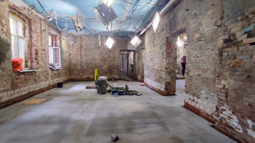 Реконструкция внутренних помещений здания с кирпичными стенами