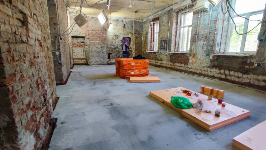 Помещение в процессе капитального ремонта с обнажёнными кирпичными стенами