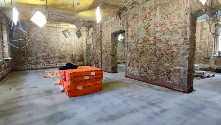 Помещение старого здания после заливки бетонного пола