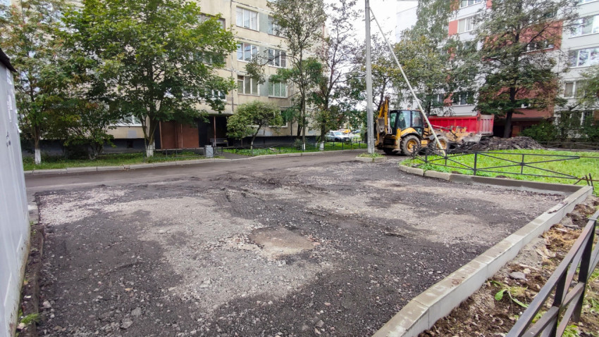 Дворовая территория с началом ремонта асфальтового покрытия