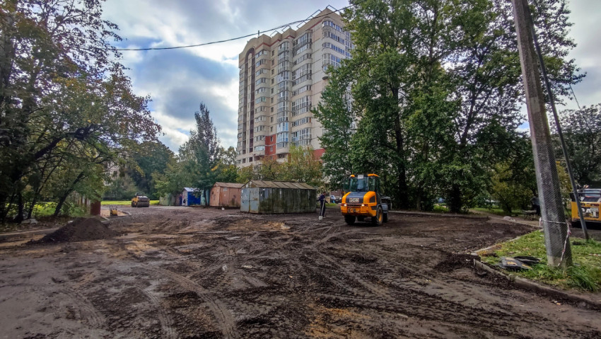 Подготовка основания под асфальтирование во дворе жилого дома