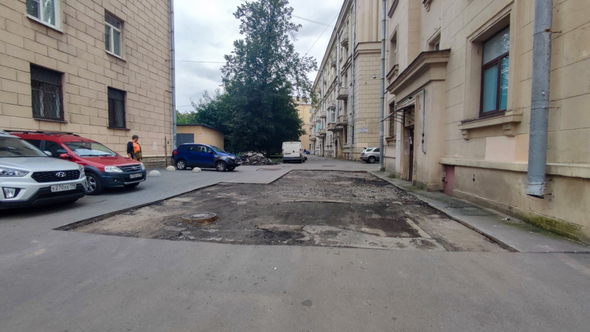 Подготовка участка под ремонт асфальта во дворе жилого дома