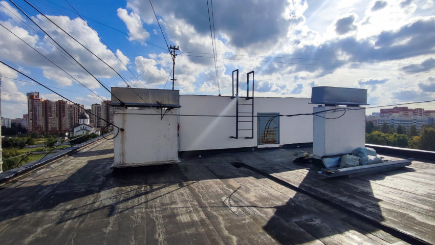 Кровля многоэтажного дома с инженерными выходами