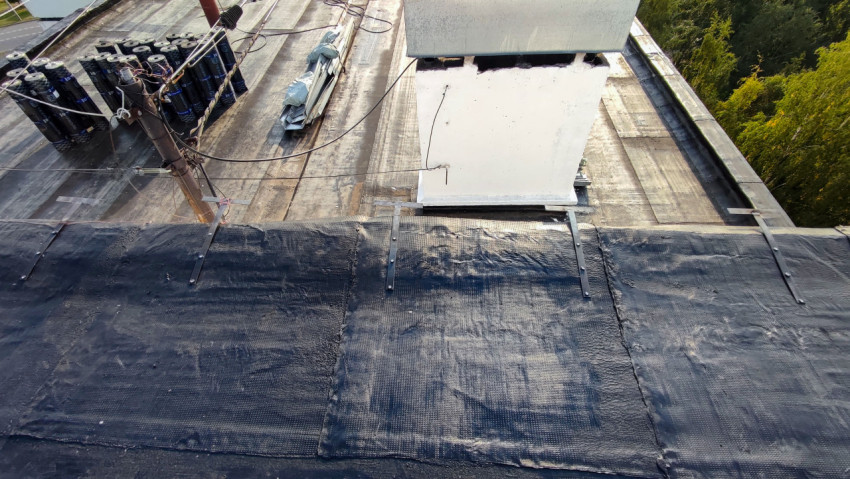 Укладка гидроизоляции и ремонт кровельного покрытия здания
