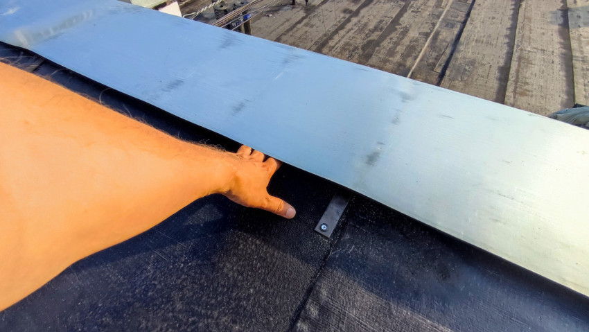 Проверка монтажа металлического нащельника на парапете кровли