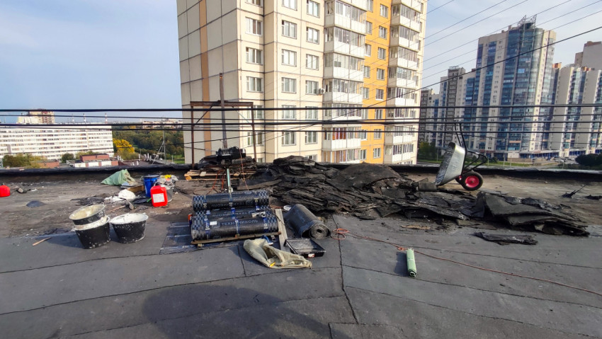 Демонтаж старого кровельного покрытия на жилом доме