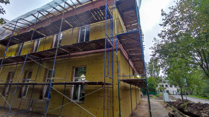 Реконструкция углового фасада здания с утеплением