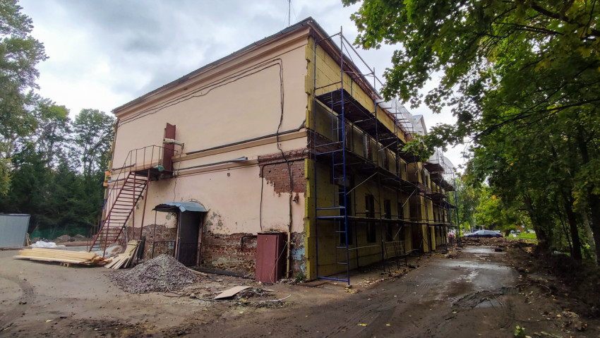 Ремонт фасада старого здания с частично снятой штукатуркой