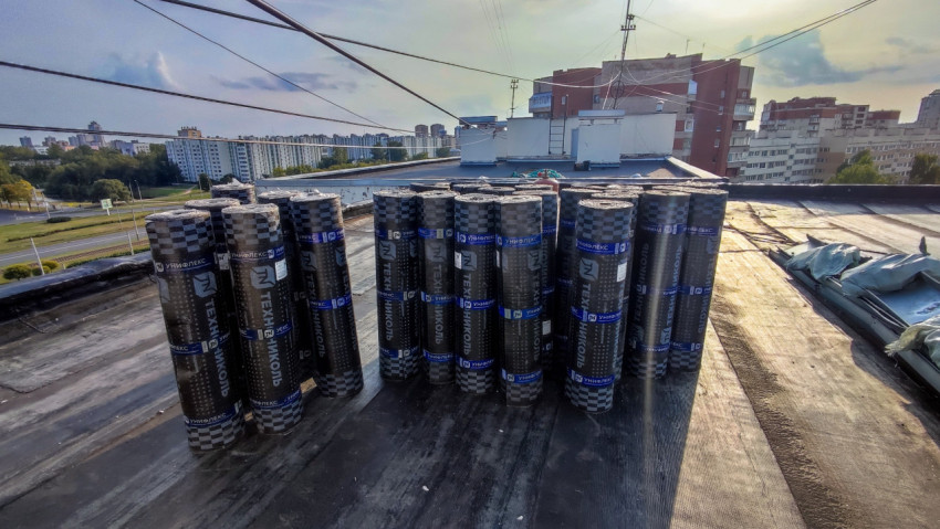 Рулоны кровельного материала Технониколь на крыше жилого дома