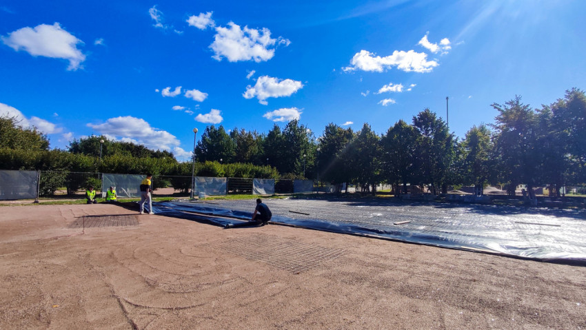 Укладка геотекстиля при благоустройстве парковой территории