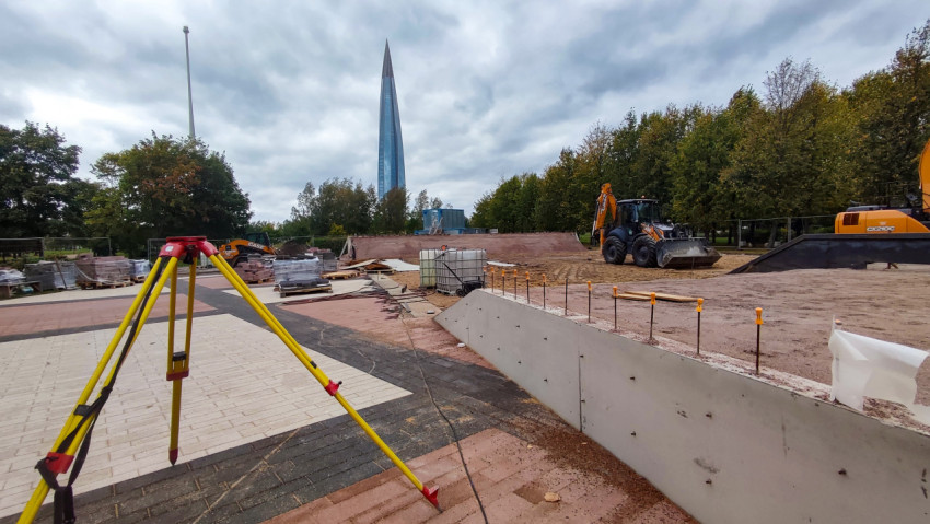 Строительная площадка у Лахта-центра с геодезическим оборудованием и техникой