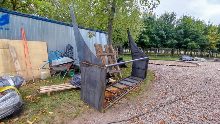 Металлический элемент конструкции на строительной площадке