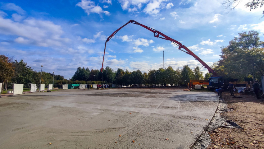 Заливка бетонного покрытия с помощью бетонного насоса