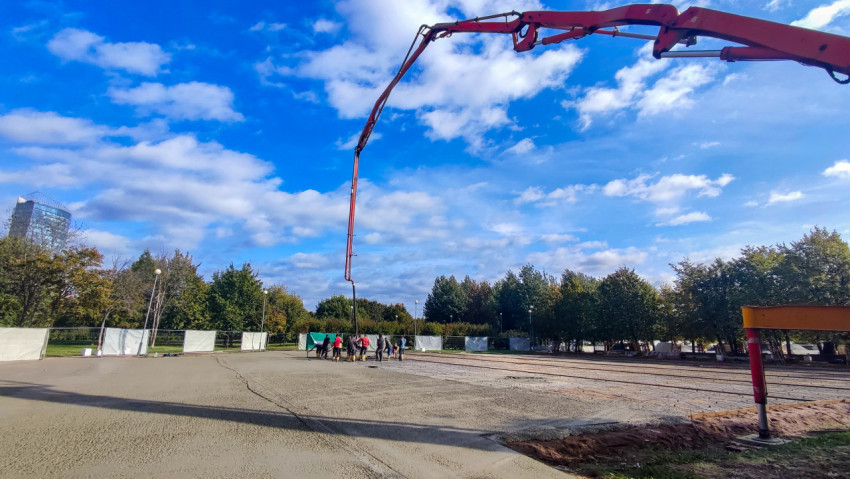 Бетонный насос на строительстве площадки в зелёной зоне города