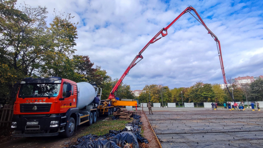 Автобетоносмеситель и бетонный насос на строительной площадке