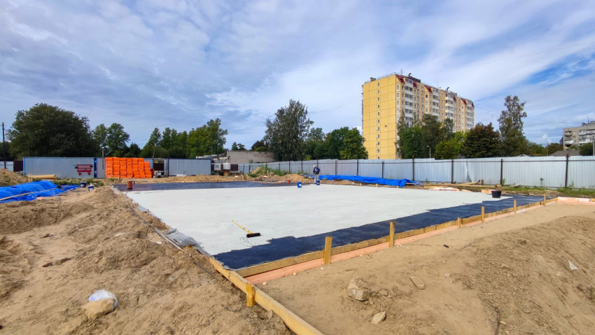 Монолитная фундаментная плита на строительном участке