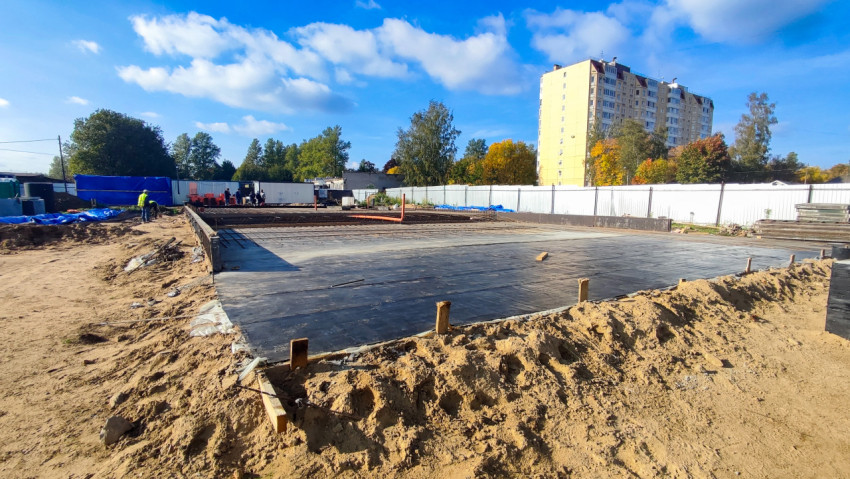 Строительная площадка с подготовленным основанием под фундамент