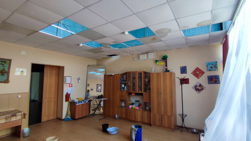 Протекающий потолок в помещении с мебелью и подвесными панелями