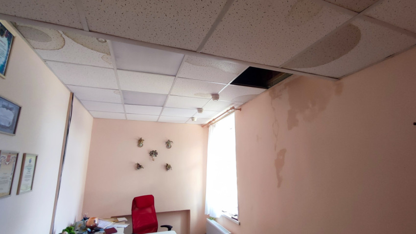 Офисное помещение с протекающим потолком и пятнами влаги
