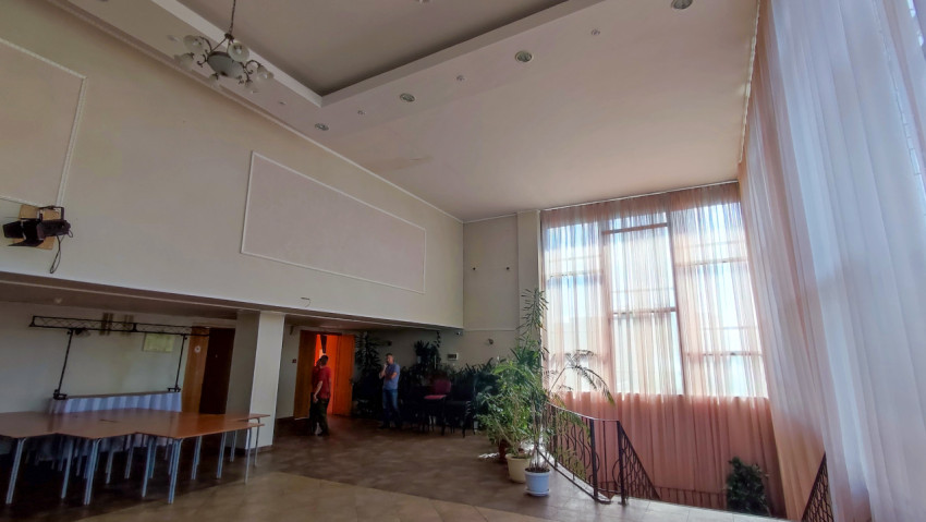Зал с высоким потолком и следами протечек